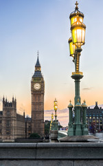 Big Ben und Westminster Brücke nach Sonnenuntergang