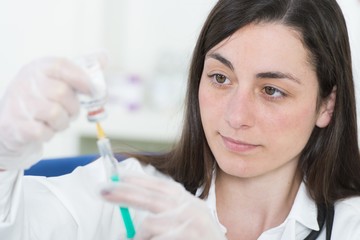 Arzthelferin mit Injektion