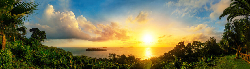 Panorama von einem bunten Sonnenuntergang am Meer
