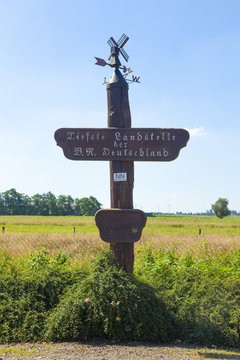 Neuendorf-Sachsenbande, Schleswig-Holstein, Schild tiefster Punkt in Deutschland, 3,54 Meter unter Normalnull