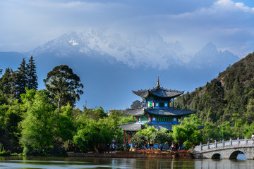 Fototapeta na wymiar The holy black dragon lake in Lijiang, China.