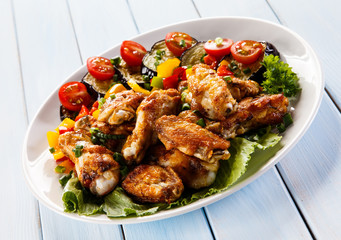 Grilled chicken wings and vegetables