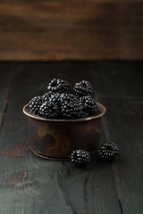 Fototapeta na wymiar Ripe blackberries in a bowl