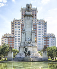 Fototapeta na wymiar Monumento a Cervantes en Madrid