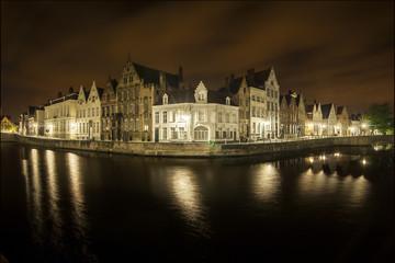 Obraz premium Nocturnal view of a canal in Bruges