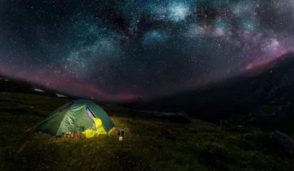 Foto auf Acrylglas Wildcampen in den Alpen, Menschen schlafen unter einem Sternenhimmel mit Milchstraße © kojin_nikon