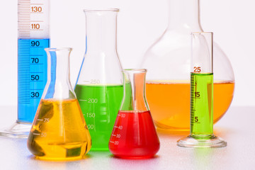 Chemie mit Glaskolben im Labor
