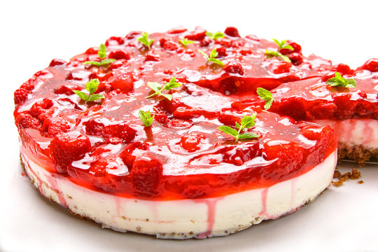 Himbeertorte auf hellem Hintergrund