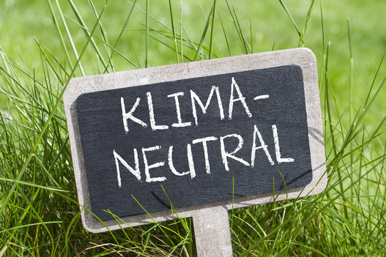 Tafel Schild Kreidetafel auf Wiese mit Klimaneutral