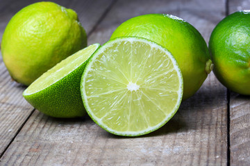 Limetten, geschnitten