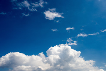 Weisse Wolken an blauem Himmel