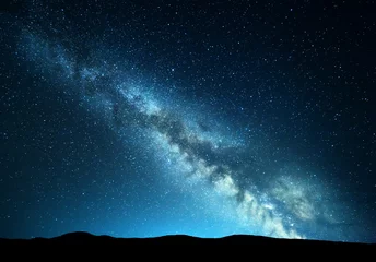 Foto op Plexiglas Nachtlandschap met verbazingwekkende Melkweg in de bergen. Blauwe nachtelijke sterrenhemel met heuvels in de zomer. Mooie Melkweg. Universum. Ruimte achtergrond © den-belitsky