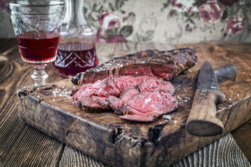 Wagyu Entrecote Steak auf altem Schneidebrett