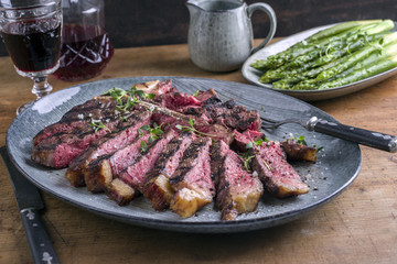 Wagyu T-Bone Steak mit grünen Spargel