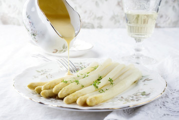 Weißer Spargel auf Teller