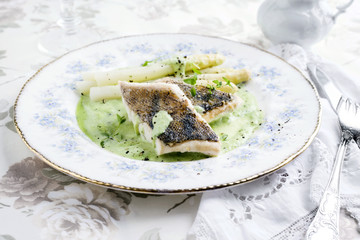 Zander Filet mit weißen Spargel auf Teller