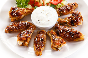 Grilled chicken wings and vegetables 