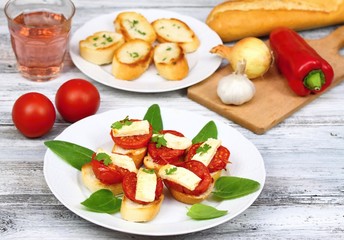 Grilled open sandwich, tomatoes, cheesee & spinach leaves