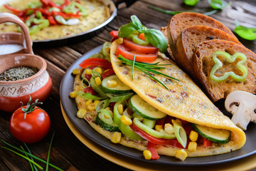 Omelet with pepper, tomato, corn, green onion, cucumber, mushroo