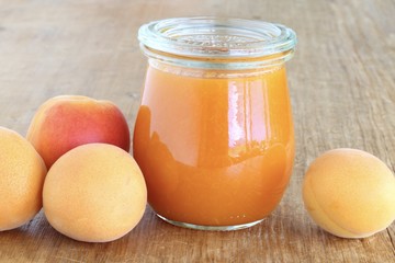 Aprikosen und Aprikosenmarmelade