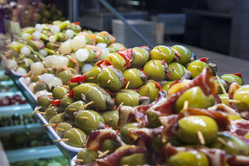 Obraz premium Salumi e stuzzicherie al mercato San Miguel di Madrid