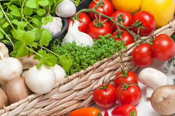 Gemüse im Korb, gesunde Ernährung, vegetarisch, vegan, frische Zutaten