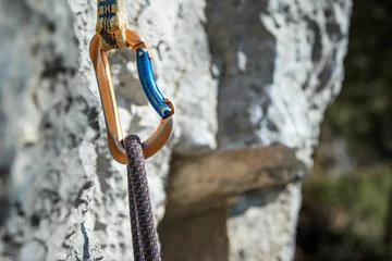 Fotobehang carabiner and climbing rope © ueuaphoto