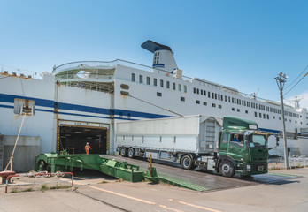 フェリーボートから下船する大型トラック