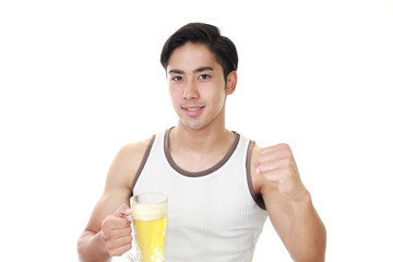 ビールを楽しむ男性