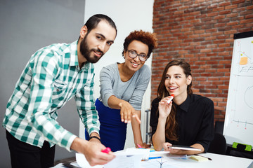 Colleagues discussing new ideas at business meeting.