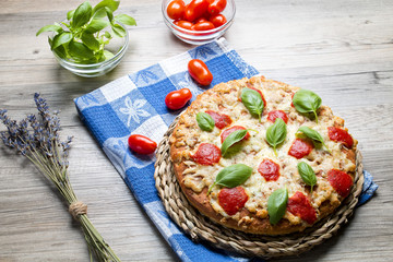 Świeża pieczona pizza z bazylią