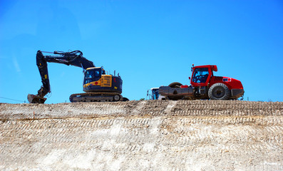 Straßenbau, Bagger und Walze