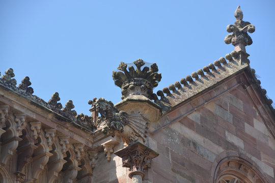 estatuas de piedra en el tejado del Palacio Sobrellano