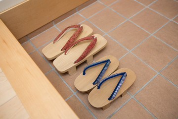 玄関に並んだ下駄