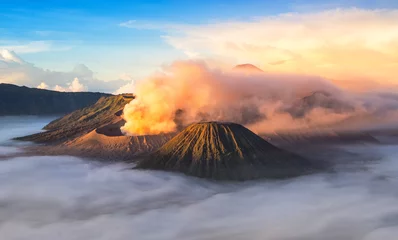Gordijnen Mount Bromo, actieve vulkaan tijdens zonsopgang. © BigGabig