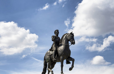 Fototapeta na wymiar Statue of King Henry IV in Paris