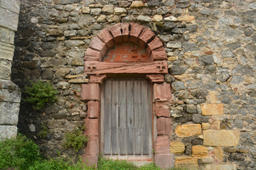 puerta antigua en un muro de piedra