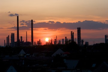 Sonnenuntergang vor Industriekulisse
