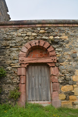 puerta antigua en un muro de piedra