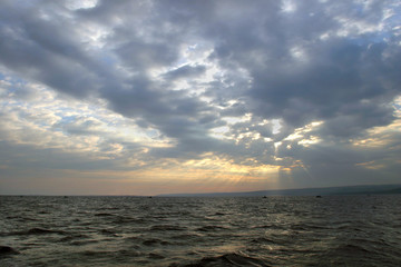 Obraz premium dramatic clouds over the water