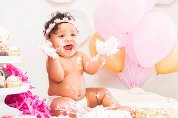 Obraz na płótnie Canvas Baby Girl With Cake and Balloons