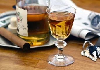 Fotobehang Sherry in Likör - Sherryglas auf Holztisch / Foodstyling / Gentlemens Club  © Roger Heil