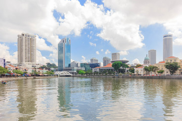 Fototapeta na wymiar SINGAPORE - MAY 16, 2016. View of Singapore river with downtown buildings in the background.