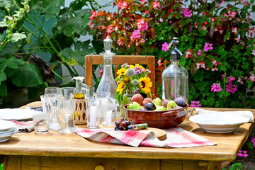 Ländlich gedeckter Tisch im Garten