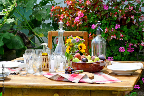 "Ländlich gedeckter Tisch im Garten" Stockfotos und lizenzfreie Bilder