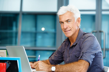 Obraz premium Handsome businessman in office