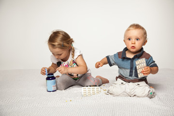 Kinder spielen mit Tabletten