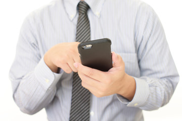 スマートフォンを持つ男性