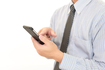 スマートフォンを持つ男性