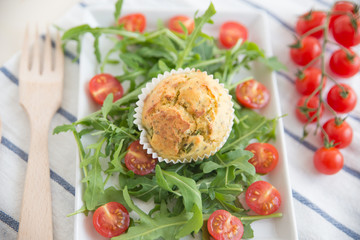 Herzhafte Muffins mit Salat